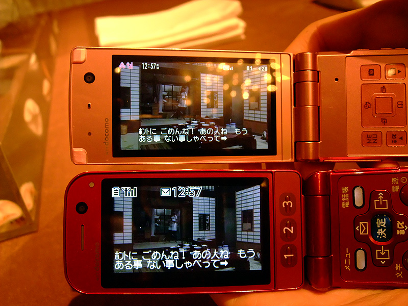 下が「らくらくホン6」。通常よりもワンセグの字幕が大きい