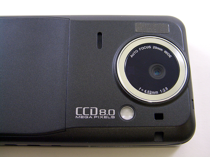 背面カメラ部、ストラップホール,赤外線ポート