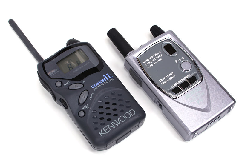 通信可能距離や音質の面では、アンテナの長さも重要。ただし、アンテナが長いから劇的に通信可能距離が伸びる、てなことはなさげ。アンテナも大切だが、周囲の障害物など条件の影響が大きい