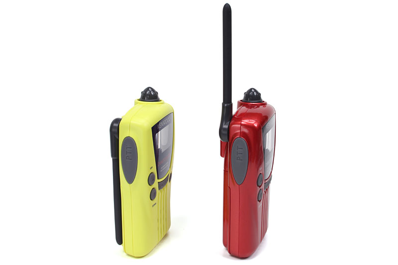 アンテナをこのように折りたためる機種もある。短距離ではアンテナを折り、やや遠距離ではアンテナを立てて使える。携帯時も便利ですな