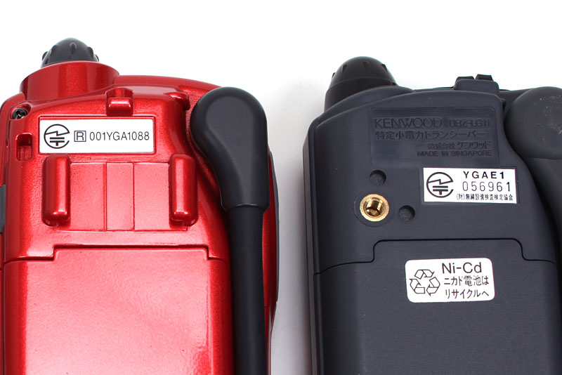 日本国内で使用可能な特定小電力トランシーバーには“<a href="http://www.tele.soumu.go.jp/j/adm/monitoring/summary/qa/giteki_mark/index.htm">技適マーク</a>”が付いている。このマークが付いていないトランシーバーを使うと違法（電波法違反）となる可能性がチョー高い