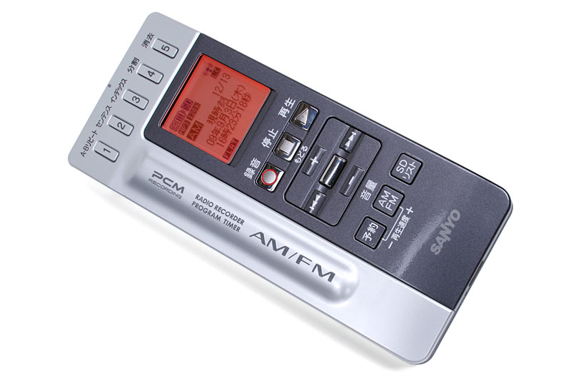 三洋電機のポータブルラジオレコーダーICR-RS110M。MP3/WAV（リニアPCM）録音に対応したICレコーダーで、AM/FMラジオも内蔵する。2008年9月現在の実勢価格は1万5000円前後