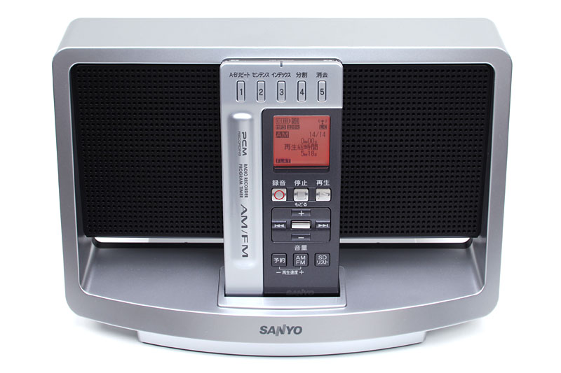 マルチクレードルASX-SP500とRS110Mはこのように合体する。クレードルのサイズは約193×124.5×100mmで、質量は約620g。案外コンパクト