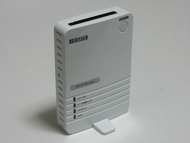 外見は一般的な無線ルーターだが、上部にPCカードスロットを備える