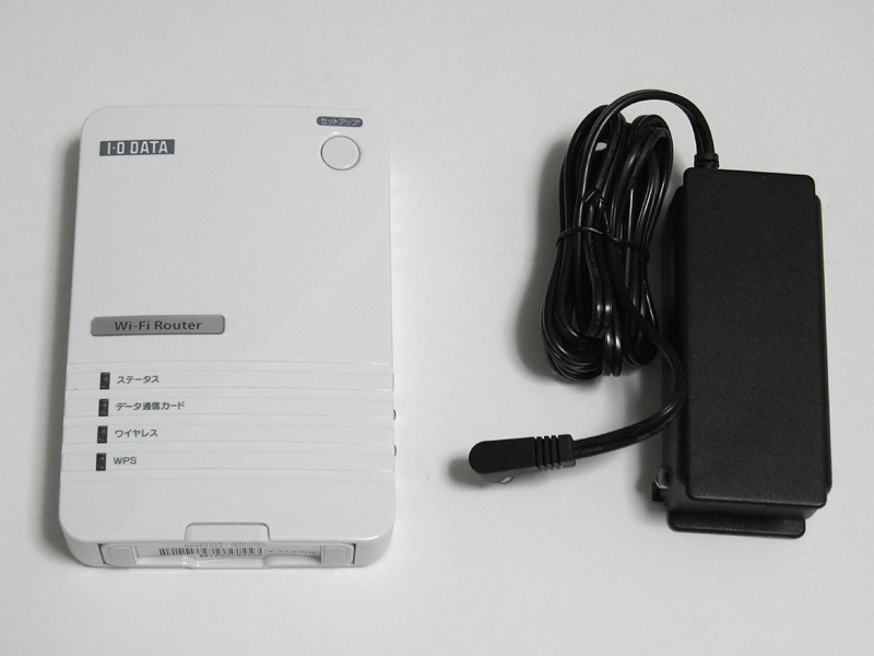 持ち運びを前提とした巻き取りやすいACアダプタが付属