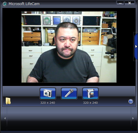 320×240ピクセルで表示中。メッセンジャーなどではよく使われがちなピクセルサイズだが、このサイズの表示だとLifeCam Cinemaが本来持つ画質が発揮されていないような……