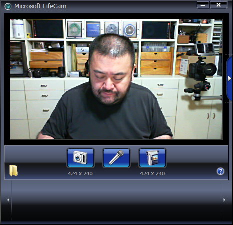 424×240ピクセル。320×240ピクセルまでは4:3のアスペクト比だが、この解像度以上は16:9のワイドとなる。ワイドだと左右の画角が広がる。ただし、上下の画角は4:3のときのほうが広い