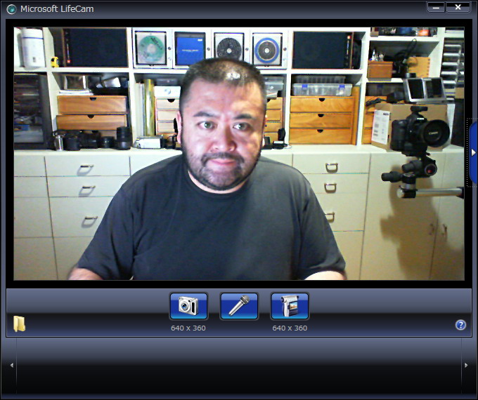 白熱球で40～60ワット相当の蛍光灯1灯の環境下で撮影している様子。本を読むにはチト暗い的な明るさだが、まずまずフツーの画質が得られた