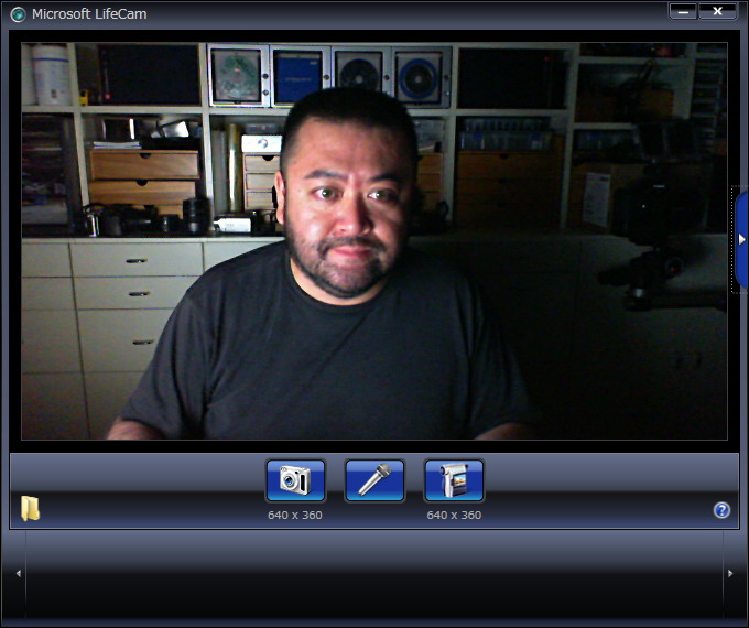 照明は消し、ディスプレイの明るさのみで撮影している様子。不気味な感じにはなるものの、画質自体はそう悪くない印象となった