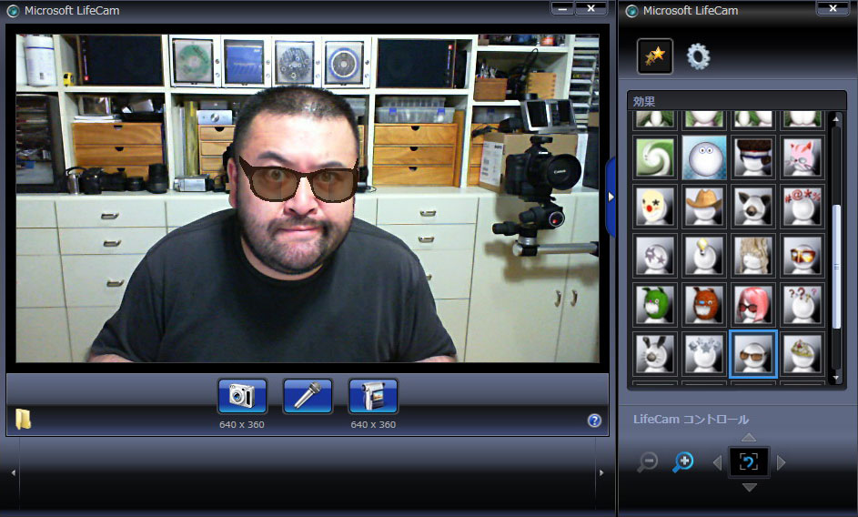 Microsoft LifeCamソフトウェアで“効果”を設定したところ。この画像は顔の上にサングラスを重ねるというものだ。サングラスなどの映像効果は、リアルタイムで顔を追従して重なる
