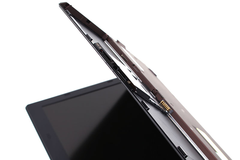 パームレスト部裏面は超激薄。どこまでも薄いマシンですな