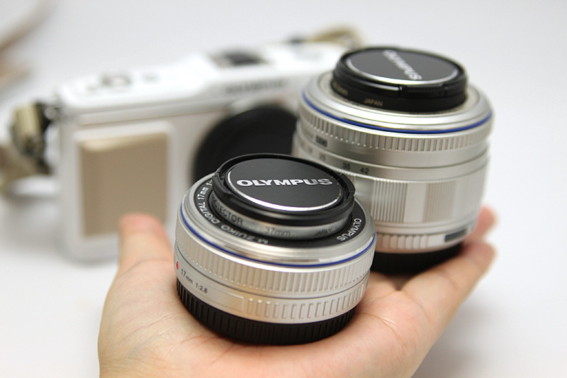 パンケーキレンズも、ズームレンズも手のひらに乗ってしまうほどコンパクトで軽い