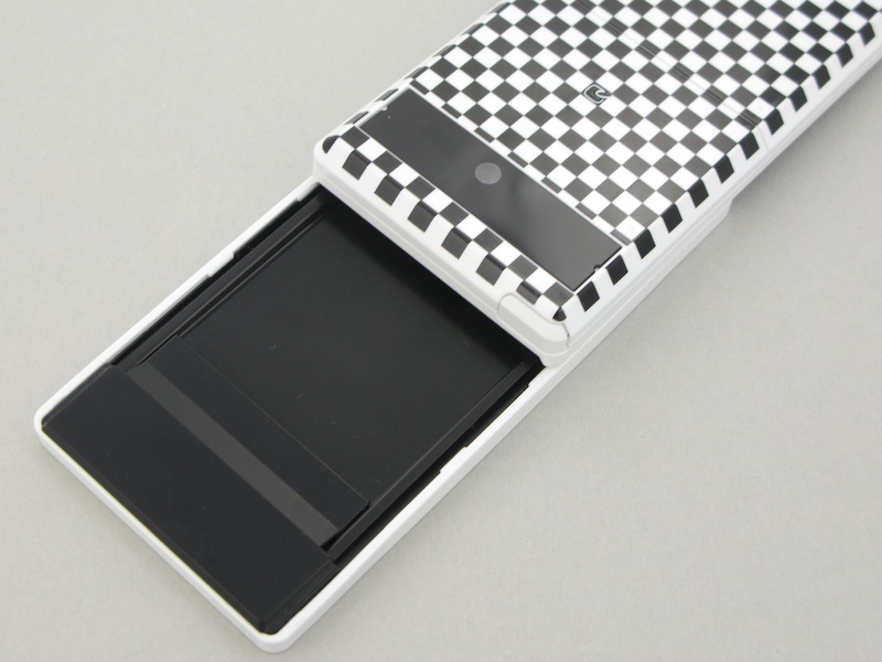 ディスプレイの背面。黒い