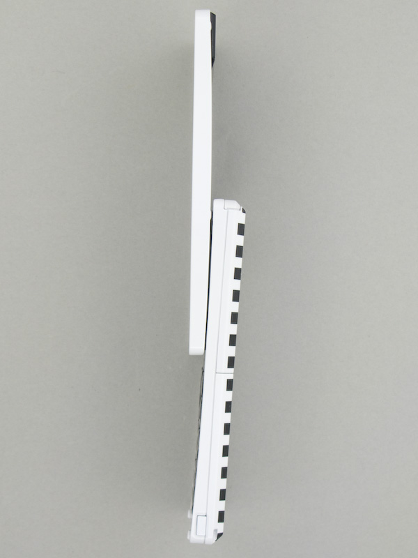 スライドを開くと、わずかに弧を描く形になる