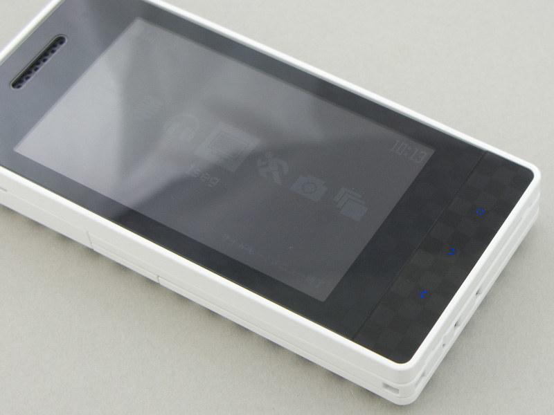 撮影照明を当てているので少々見えにくいが、ディスプレイの脇に光る3つのポイントがタッチキーとなっている