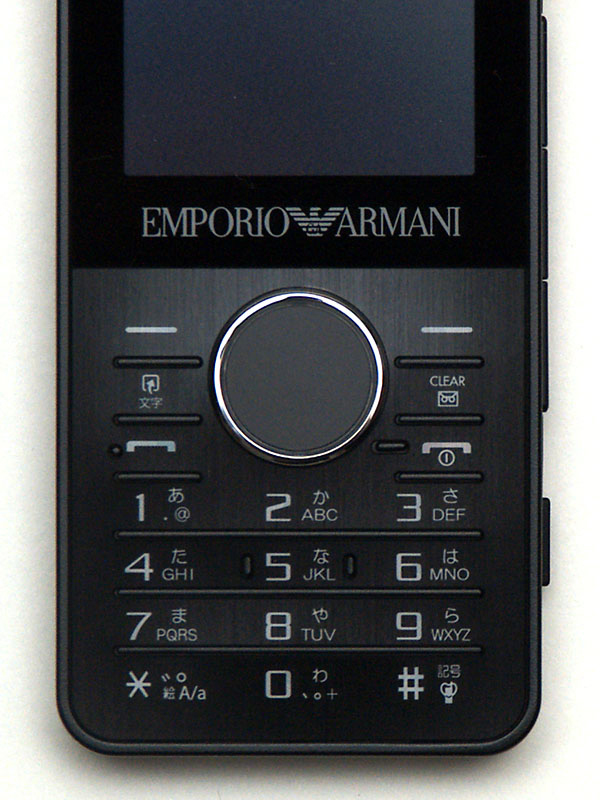 クリアキーの配置が一般的な携帯電話とは異なる