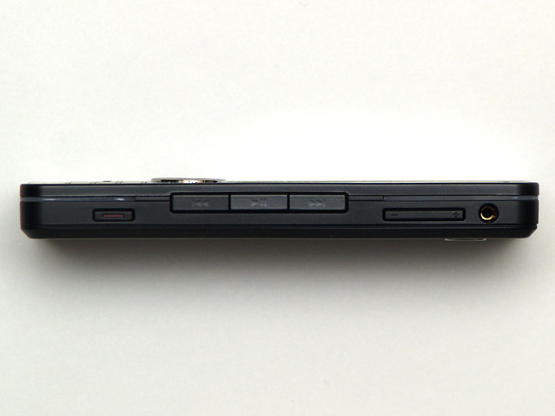 側面部にはメディアプレーヤー機能のキーなどが配置されている