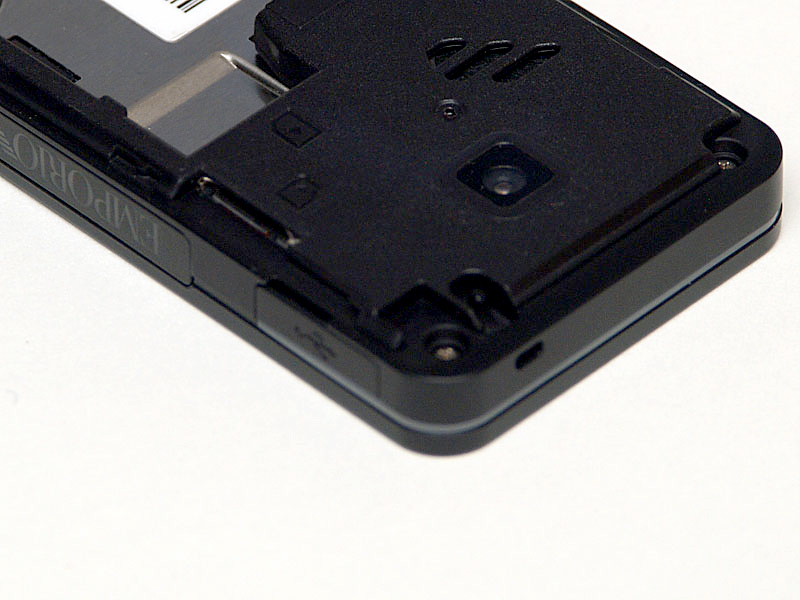 microSDカードスロットとストラップ固定用フック