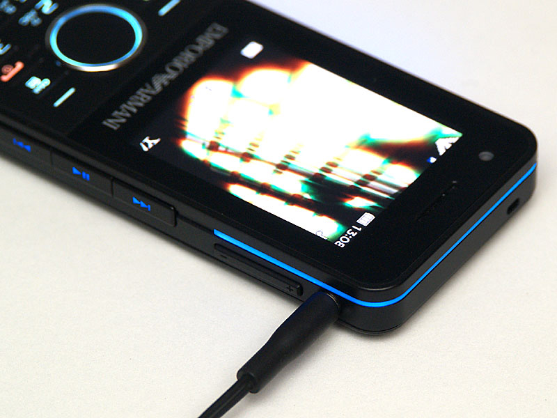 3.5mmミニジャックのイヤホンがそのまま挿せる