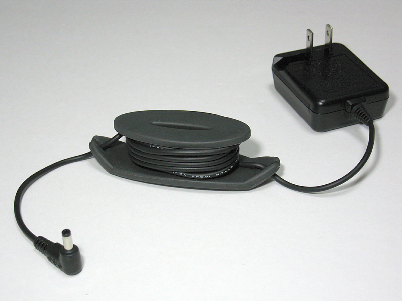 ACアダプタの電源ケーブルは3mと長く、巻き取り用のリールも付属しているため、持ち歩きにも適している