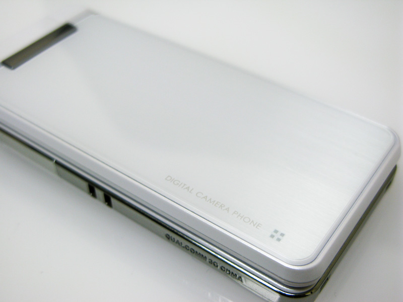 SH003の背面パネルはヘアラインデザインになっている