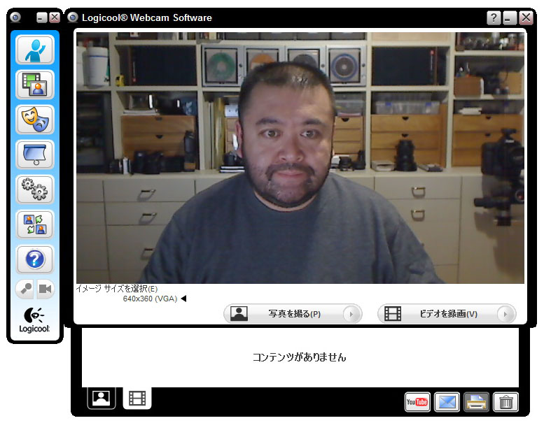 本を読むにはチト暗い的な明るさで撮影したもの。左がRightLight機能をオフ、右がオン。暗いほど効き目がよくわかる機能ですな