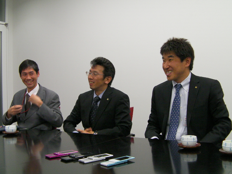 （左から）京セラ 通信機器関連事業本部 国内企画1課の田中宏幸氏、プロジェクト課の大澤宣昭氏、機構設計の森岡憲一氏