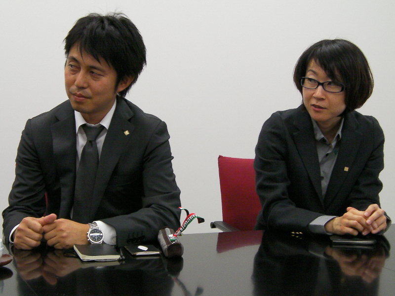 （左から）同 デザインセンターの北村和生氏と麻生弘子氏