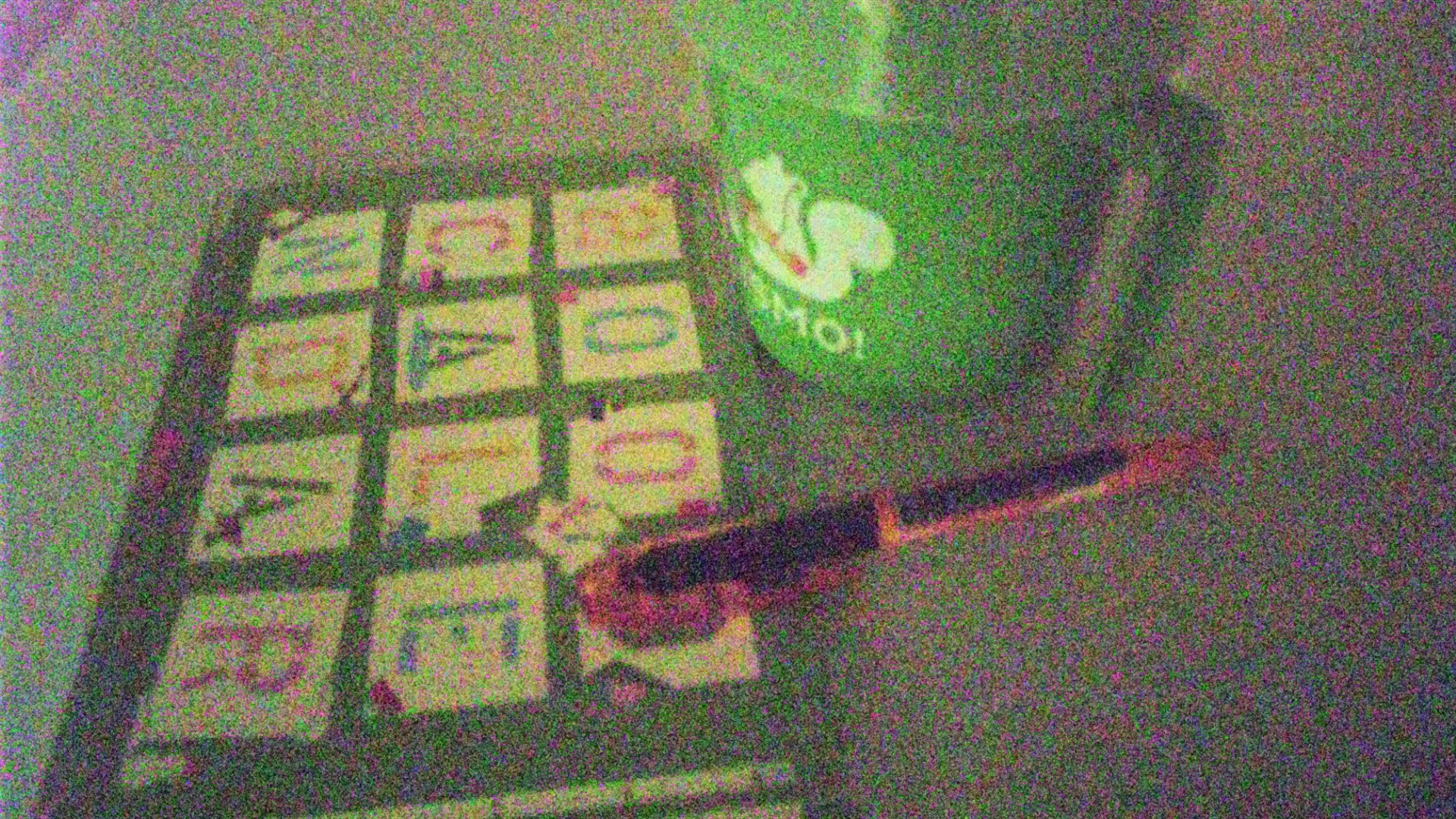 真っ暗な状態でISOを12800に設定。1920×1080ドット。リンク先の画像は無加工