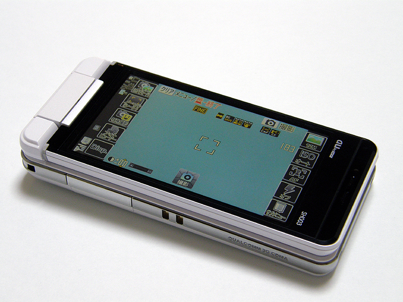 2軸ヒンジを採用した