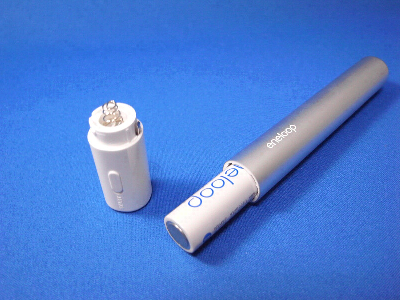 懐中電灯と同様に上部を外して電池を格納する