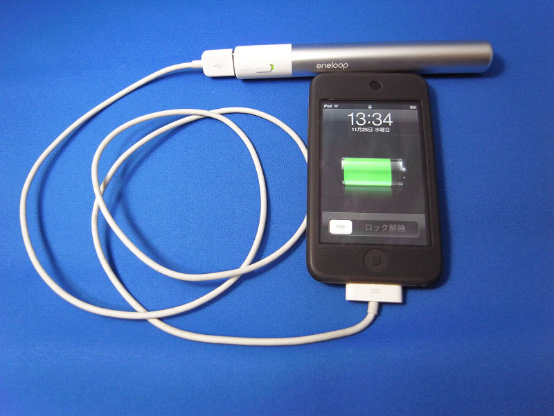 充電中。別途ケーブルが必要でもこのコンパクトさはありがたい