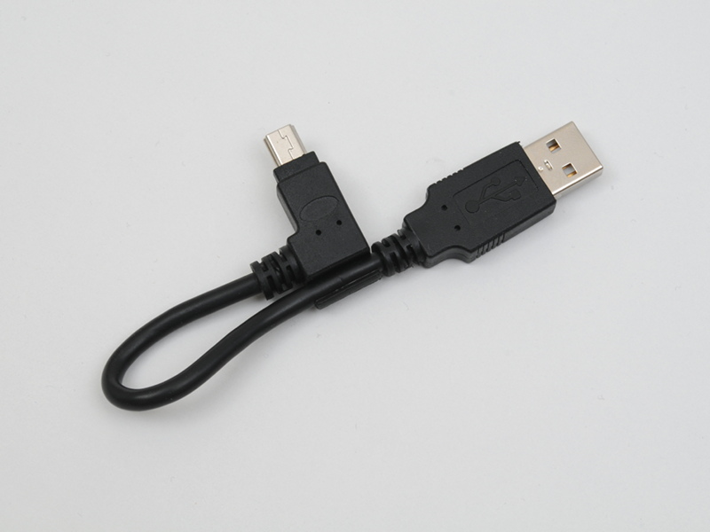 フックに引っ掛けておけばケーブルはブラブラしない