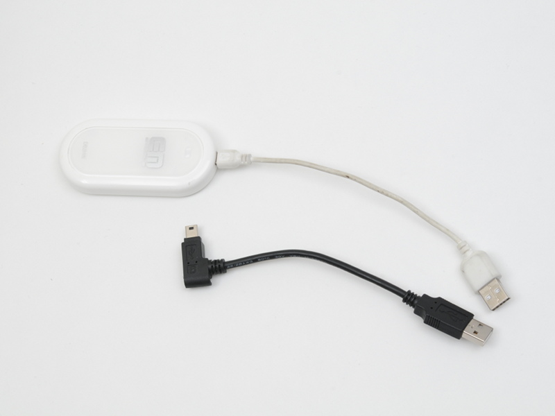 断線した薄汚れたもともとのUSBケーブルと新調したUSBケーブル