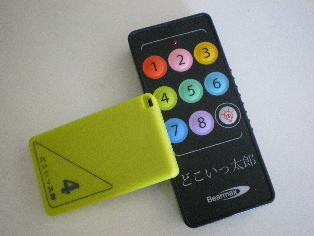 子機にはストラップ穴。ストラップも付属している