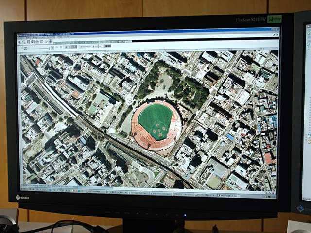 
<font color="navy" size="-1">
「プロアトラスW3」と「プロアトラス航空写真II」を組み合わせて使用中の拙者。「プロアトラスSV2」の場合、地図がベクター表示となり、航空写真データも標準搭載される
</font>
