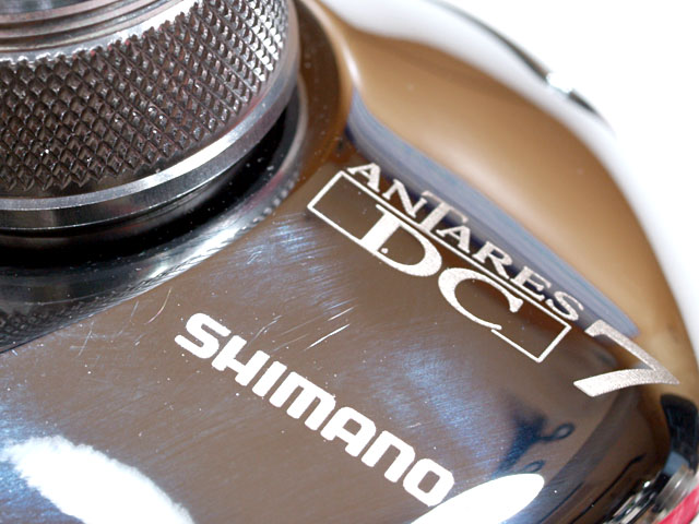 シマノ製リールらしく、細部の作りもヒッジョーに良い。長い間、光沢や高品位な質感が維持されるあたり、なんかこう、シマノ製の自転車用パーツに通じるところがありますな
