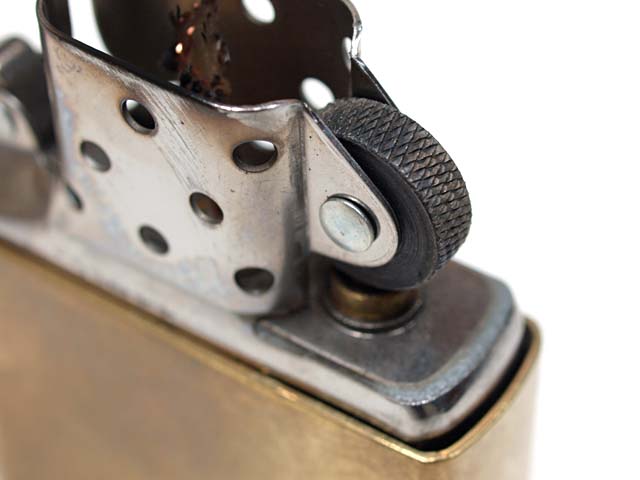 このタイヤみたいな丸いやつがフリントホイール。これはよく着火するほーのフリントホイールで、イマイチになっちゃったほーは、ここまで鋭いエッジが見えなくなっていた