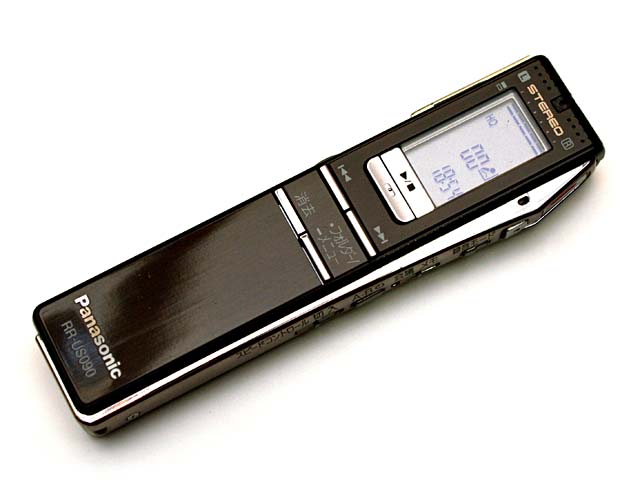 パナソニックのRR-US090。細身のICレコーダーで、独自フォーマットで録音する。付属アプリケーションが充実しており、録音した音声を日本語等のテキストに変換することも可能