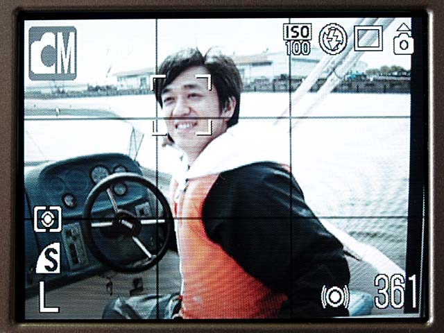 キヤノン製デジカメでDIGIC IIIが搭載されているモデルで使えたりするフェイスキャッチテクノロジー機能。カメラが被写体となる人の顔をリアルタイムで追い続け、顔の部分にピントや露出を合わせたりしてくれる