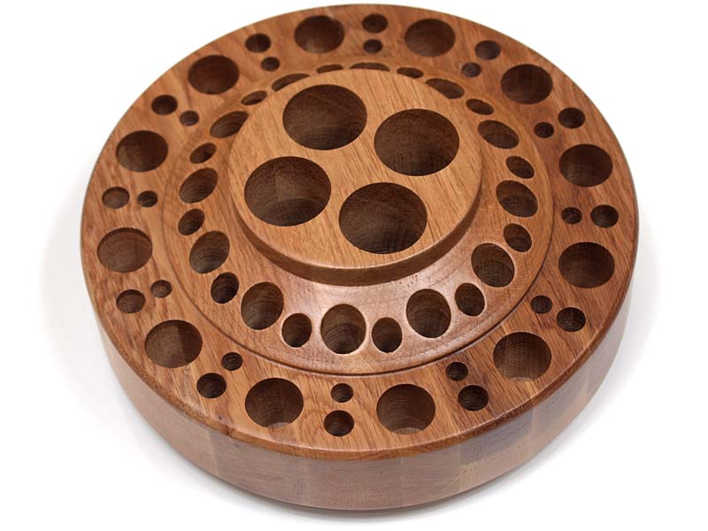 これは良さそう!!　と思って買った<a href="http://www.cabelas.com/cabelas/en/templates/product/standard-item.jsp?id=0036505319006a&navCount=10&podId=0036505&parentId=cat20534&masterpathid=&navAction=jump&cmCat=MainCatcat20431-cat20443-cat20534&catalogCode=IH&rid=&parentType=index&indexId=cat20534&hasJS=true" target="_blank">ツールスタンド</a>。モノとしては非常に良くできていて、机上に置いて回転したりする。お値段は$39.99。しかし、かなりデカかった。タイイングバイスより重く、直径は30センチ弱。