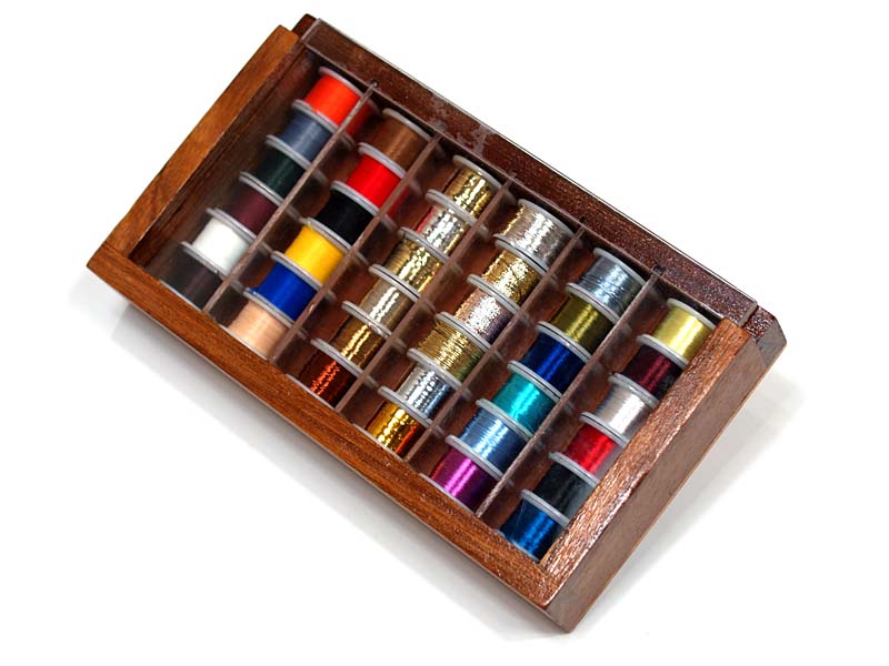 衝動的にポチッとしてしまった<a href="http://www.cabelas.com/cabelas/en/templates/product/standard-item.jsp?_DARGS=/cabelas/en/common/catalog/item-link.jsp_A&_DAV=MainCatcat20431-cat20443-cat20540&id=0001155313305a&navCount=12&podId=0001155&parentId=cat20540&masterpathid=&navAction=push&catalogCode=IH&rid=&parentType=index&indexId=cat20540&hasJS=true" target="_blank">マテリアルキット</a>。$21.99。フロスやティンセルが36個付属するが、ポイントは外箱でしょ!!　やや雑な作りの外箱だがイイ感じであった。中身のマテリアルは、まあ、フツーっていうか、使えないこたぁナイという感じ!?