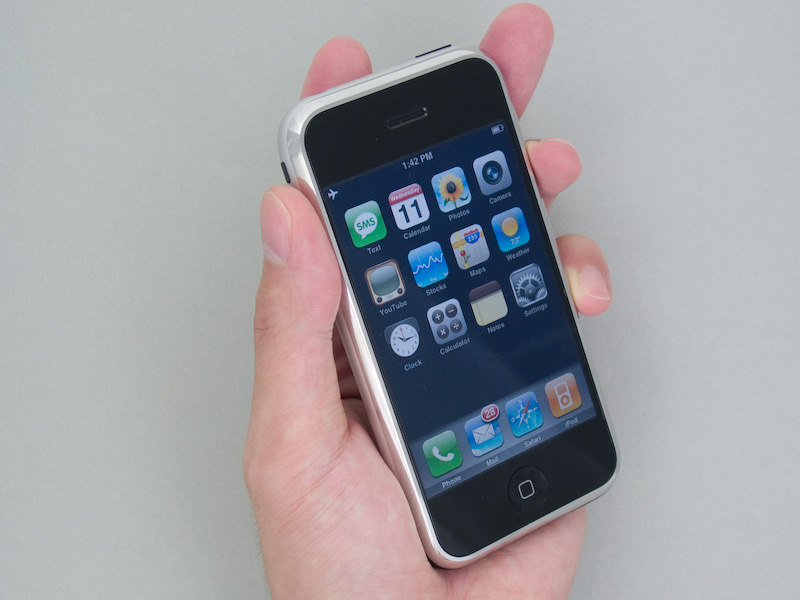 話題騒然のiPhone。機能も操作感も、そしてモノとしても、確かにコレはイイ感じ。ちなみに、触らせてもらったiPhoneは、航空機モード（!?）、つまり電波が出ないモードだったヨ!!　日本国内だしネ。