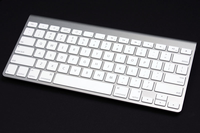Apple Wireless Keyboardさん。BluetoothでMacと無線接続できるテンキーレスキーボードなのだ。激薄!!　なのにキーの押下感触はかなり良好。
