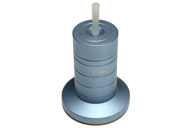 TEIMCO（ティムコ）のTMCアプリケータージャー。ヘッドセメントを保存しつつ、即座に少量だけ使えるツールなのだ。本体は金属製。加工が精密なので、内部のセメントが固まりにくい。