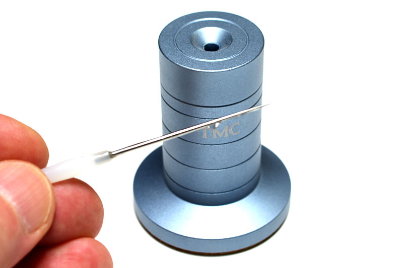 このように棒の部分を抜くと、その先はニードルになっている。ニードルに微量のセメントが付着した状態になるので、そのまま対象に塗布できる。