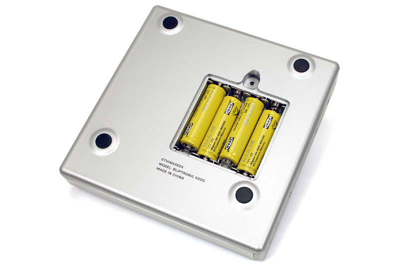 電源は単三形乾電池×4本。底面や側面はプラスチックだが、LEDグリッドがある本体上面はヘアライン仕上げのアルミと思わしき金属製だ