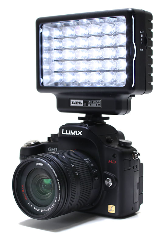 LPLのVL-300C。10mmの白色LEDを30個内蔵した撮影用照明で、色温度は4000～6300Kくらい。0～100％までの調光もできる。
