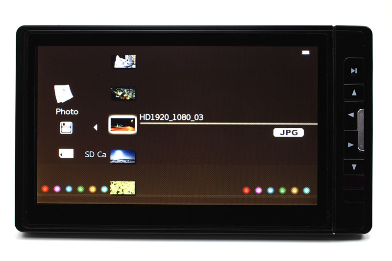 表示する静止画ファイルを選んでいる様子。サムネイルも表示される