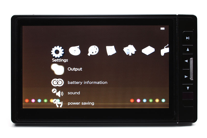 メニューはソニーのクロスメディアバー（XMB）的なもの。操作は本体右側のボタンで行う。レスポンスはフツーにクイック